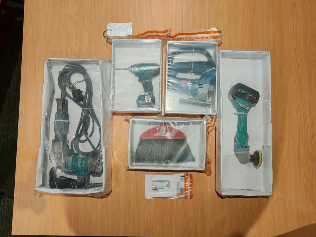 入境處指9名被捕裝修黑工被截獲時,正從事不同工種的裝修工作,包括前期的度尺、清拆以及傢俬裝嵌等服務。(入境處提供)